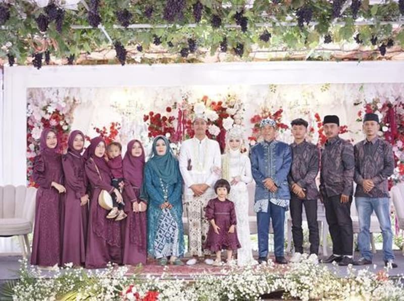 cms image https://cdn.databerjalan.com/assets/images/store/2025-07-08T06:47:56.315Z_pasanganpernikahanpajarhambalidannuraeniwasilahyangmenikahdikebunanggurbisamenjadiinspirasi1751801974194_43.jpeg